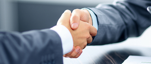 Zwei Männer geben sich die Hand