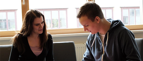 Eine Frau und ein Mann befinden sich im Kundengespräch