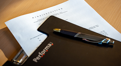 Ein Bild eines Arbeitsvertrages