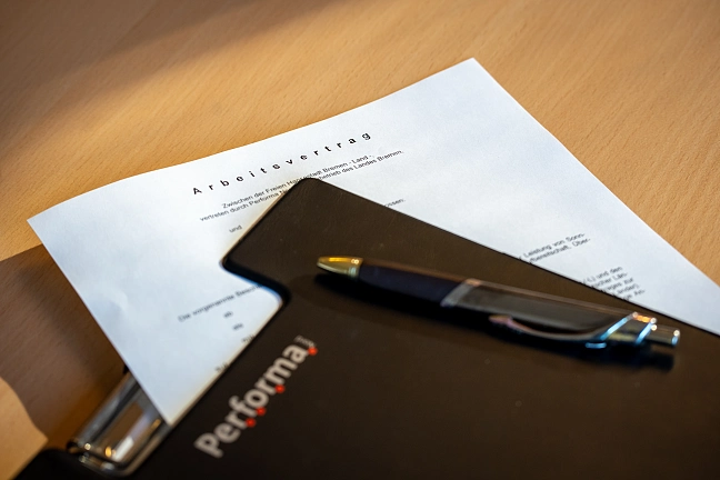 Ein Bild eines Arbeitsvertrags