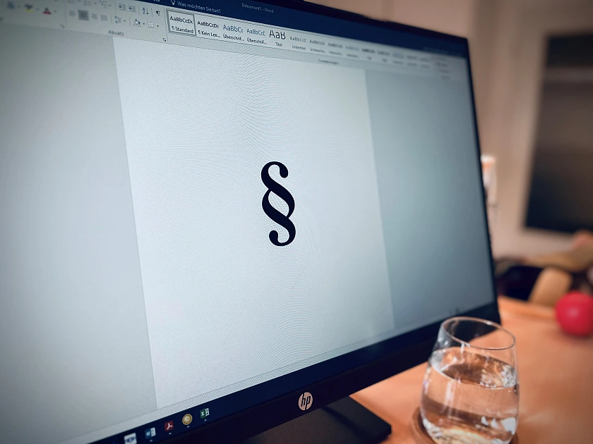 Ein Paragrafenzeichen auf einem Monitor